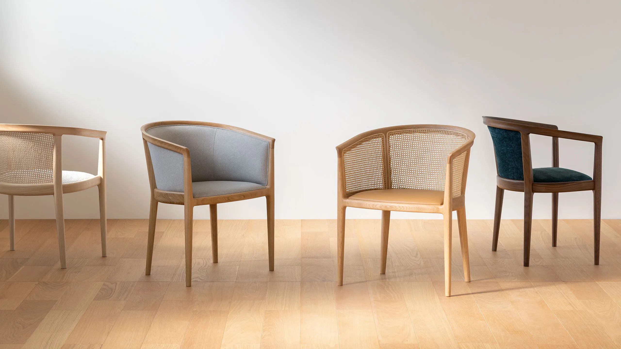 ミンクチェア籐編み背もたれと布張り座面の多彩なカラーバリエーション