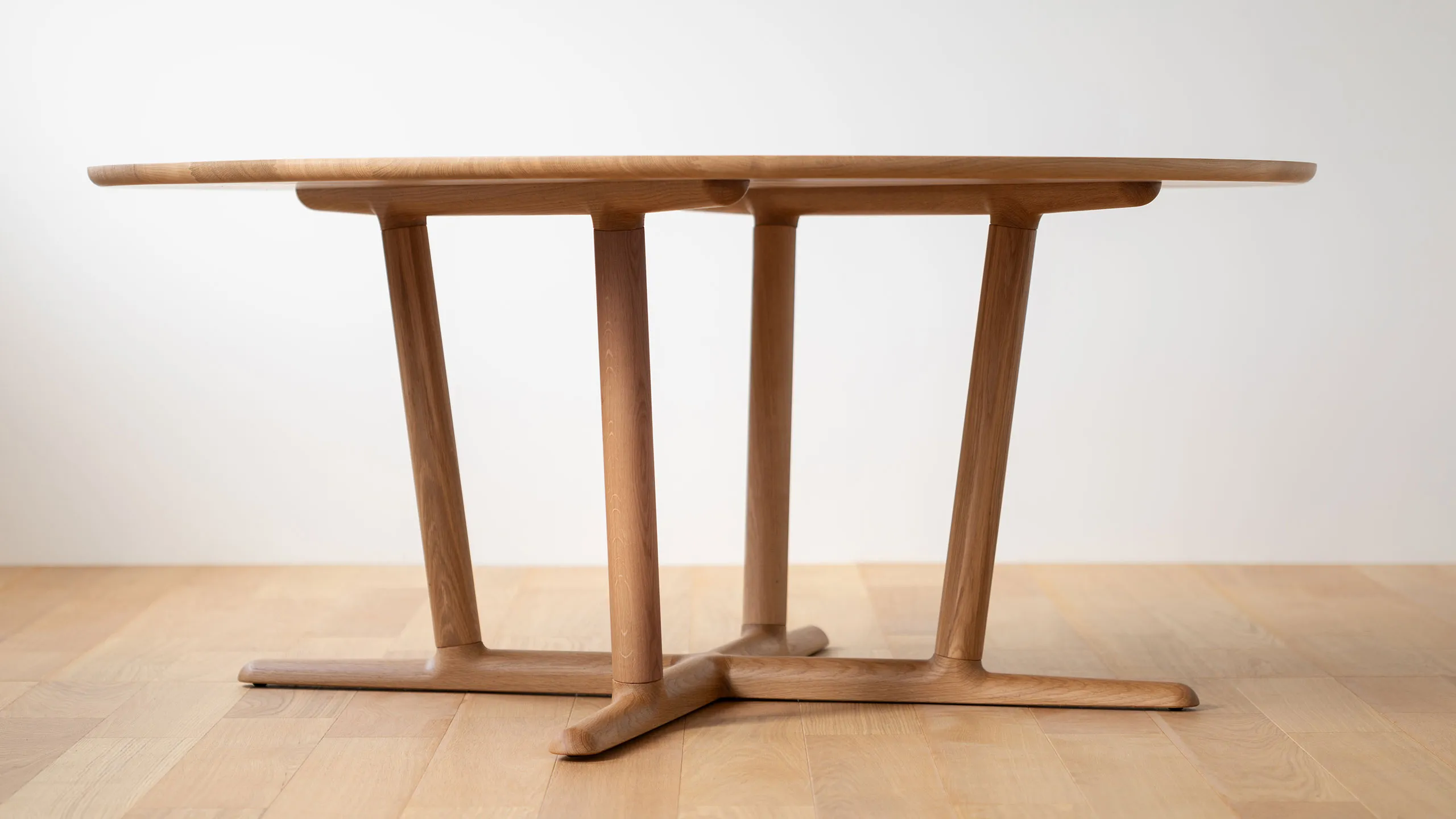 プードル円形ダイニングテーブルのaltテキストを作成いたします。
altテキスト:
プードル円形テーブルオーク材の特徴的な脚部デザイン