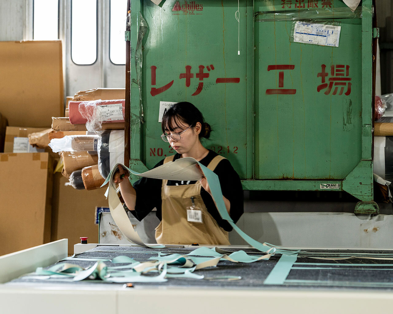 イストクで裁断作業をする女性スタッフ