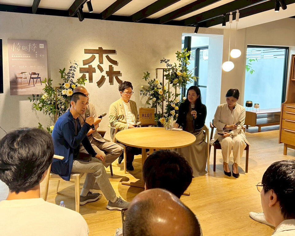 ALOT Living店内でのトークイベント「椅子與椅子」の様子。4名のパネリストが木製テーブルを囲んで座談会を行っている。