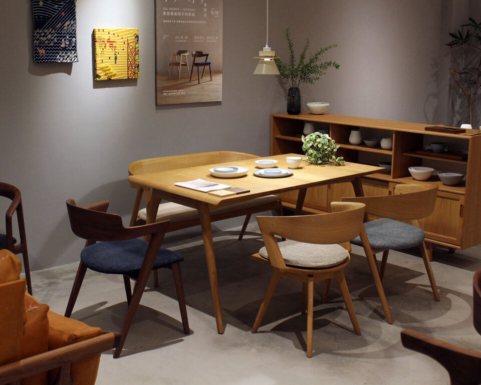 ALOT Livingの店内。イストクのダイニングテーブルと椅子のセットが展示された日式家具のショールーム空間