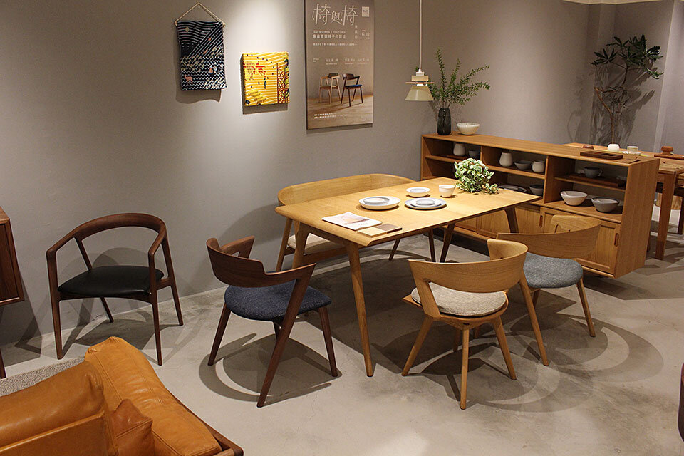 台湾のALOT LIVING店内に展示された、イストクの無垢材ダイニングテーブルとデザインチェアのスタイリング。