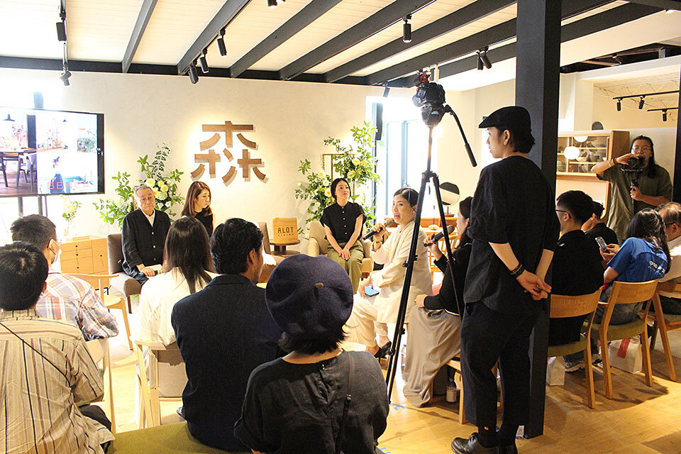 ALOT LIVING台中店のグランドオープンを記念して開催された、日本の木製家具メーカー4社によるトークショーの様子。