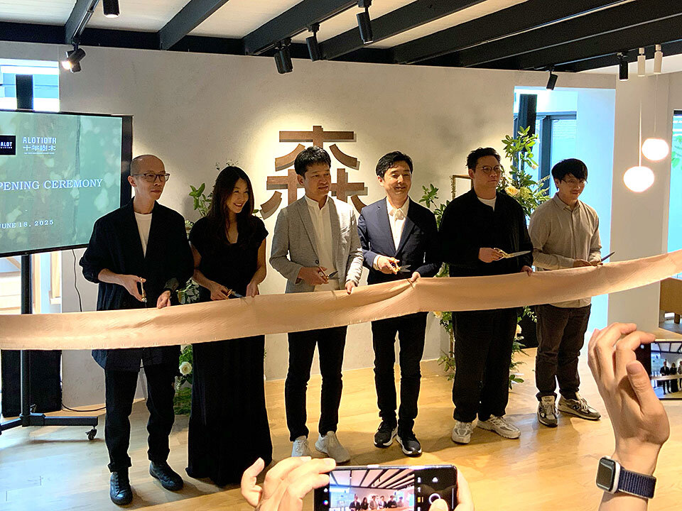 日本の家具メーカー代表や販売店オーナーらによる、ALOT LIVING台中店オープンのテープカットセレモニー。