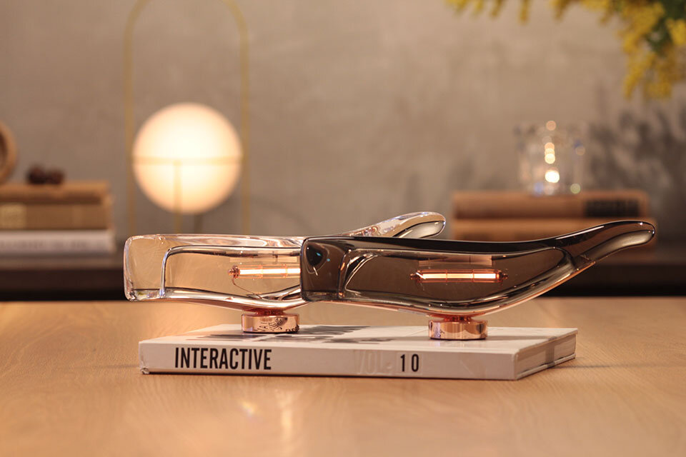 「INTERACTIVE 10」の上に置かれたガラス製オブジェ