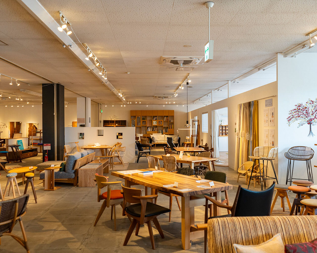 厳選された上質な家具やカーテンが美しく並ぶボー・デコール新潟店の広いショールーム。