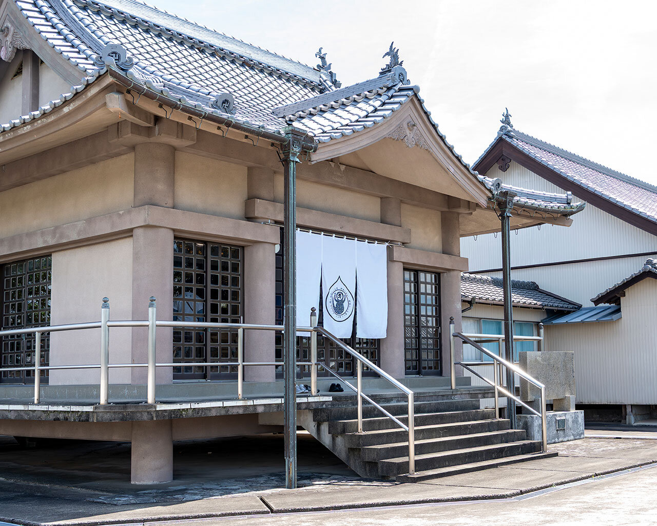 白い幕が掛けられた徳島県小松島市にある高野山真言宗・現福寺の旧護摩堂の外観。