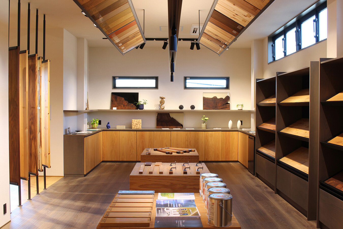 佐藤木材ショールーム1階・大川家具の木材サンプルや塗料が並ぶ展示スペース