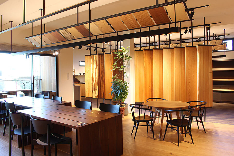 佐藤木材ショールーム2階・大川家具の無垢テーブルと木材パネルを展示するギャラリー空間