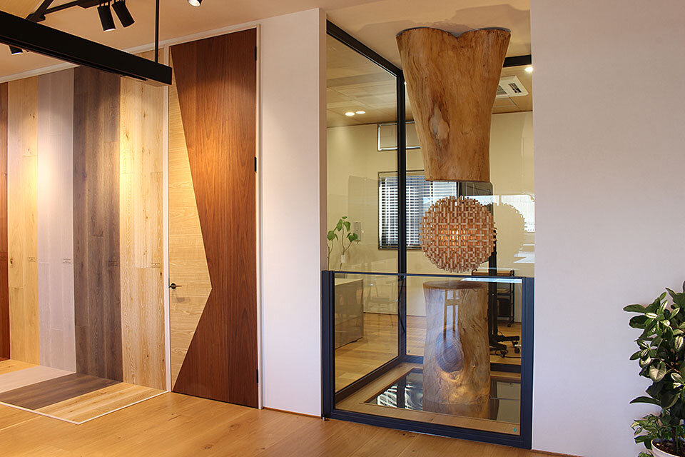 佐藤木材ショールームの大川家具・木扉サンプルと組子アート作品の展示コーナー