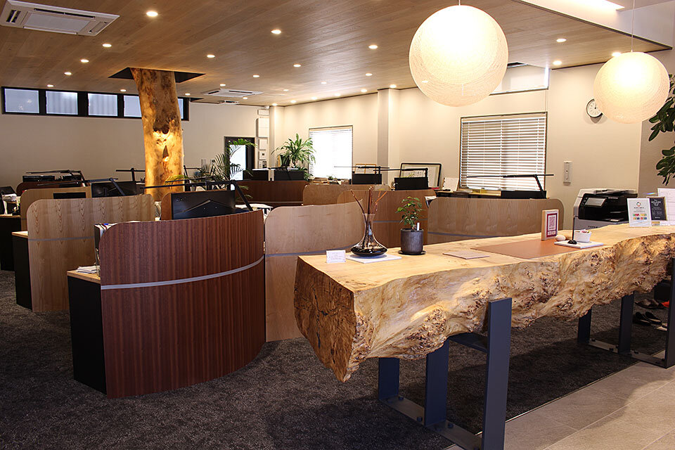 佐藤木材オフィス・一枚板の受付カウンターと木質天井が際立つ大川家具の空間